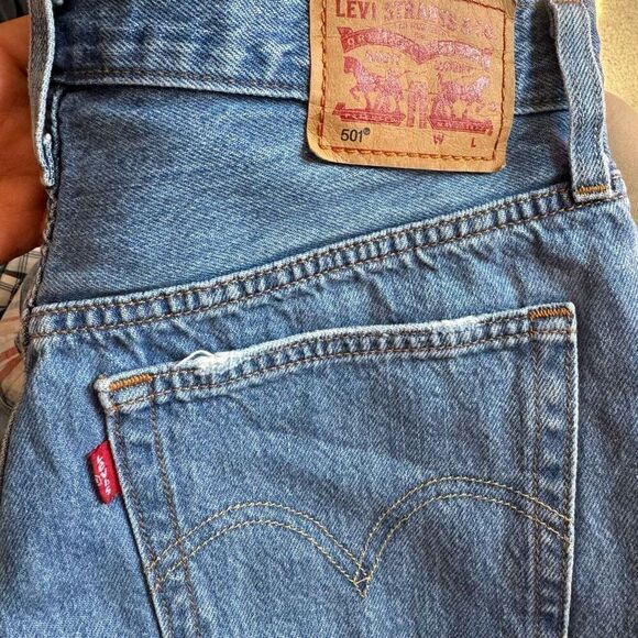 Levi’s 501 Blue Denim Jean Shorts Frayed Hem Distressed High Rise Size 27 Women - Picture 4 of 9